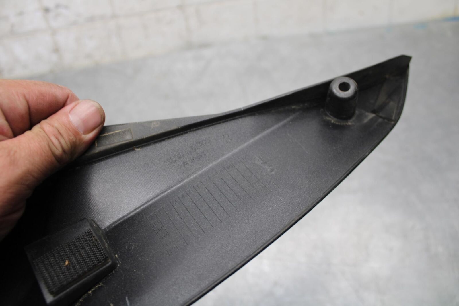 2008 Kawasaki Ninja ZX10R  RIGHT FRONT SIDE SEAT SADDLE PANEL TRIM COWL BB524