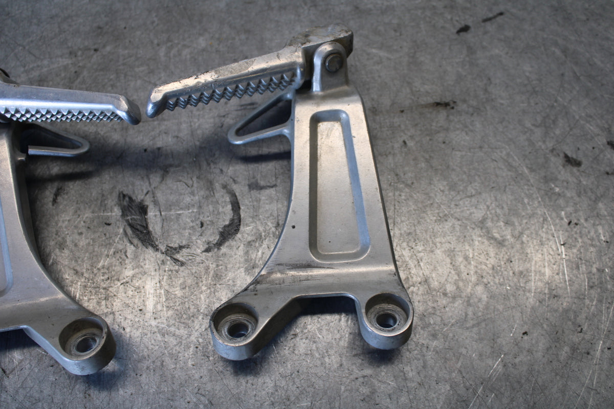 03-04 HONDA CBR600RR REAR BACK PASSENGER PEG SET PAIR BB661