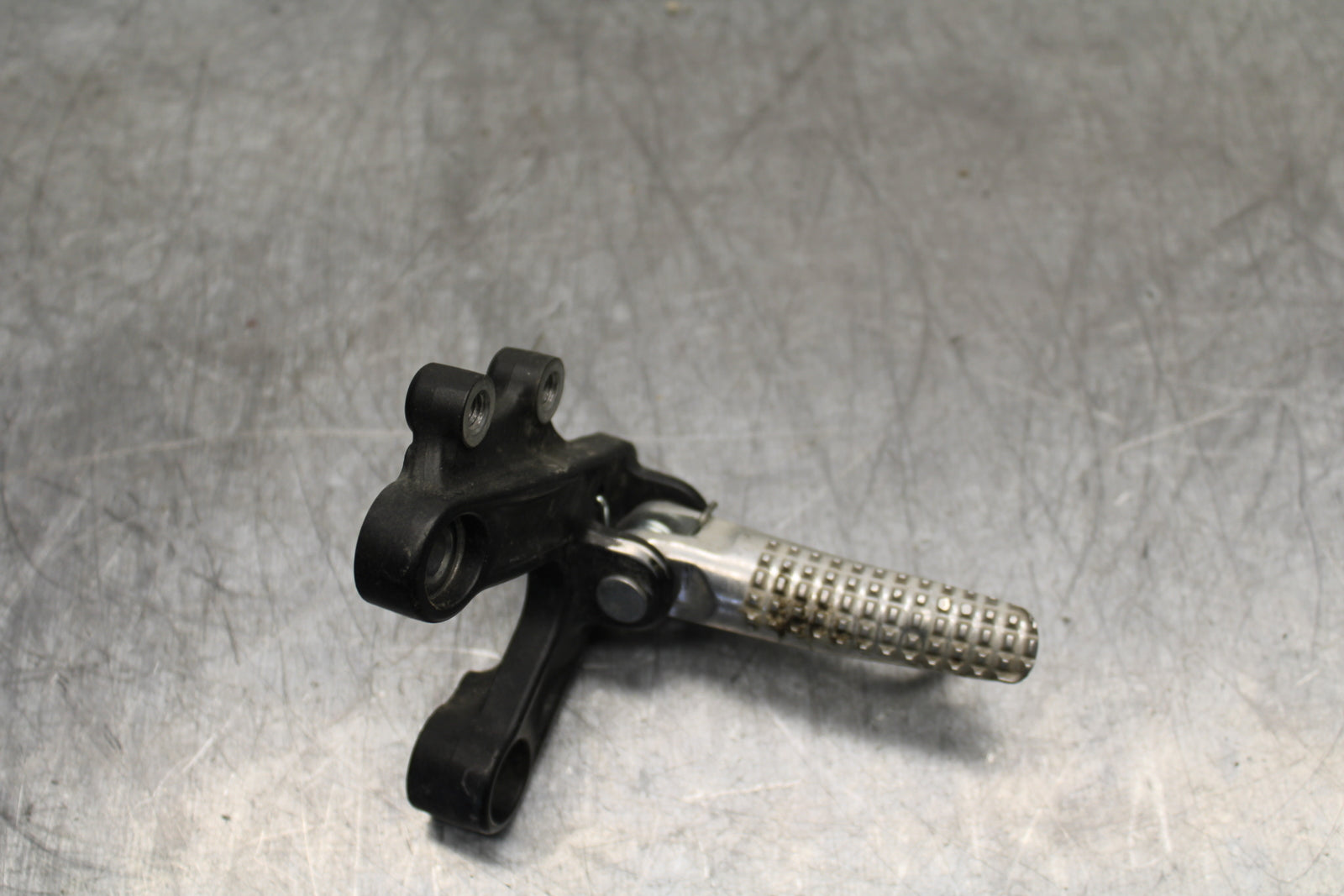 22-24 YAMAHA XSR900 LEFT REARSET REAR SET DRIVER FOOT PEG REST STOP BB710