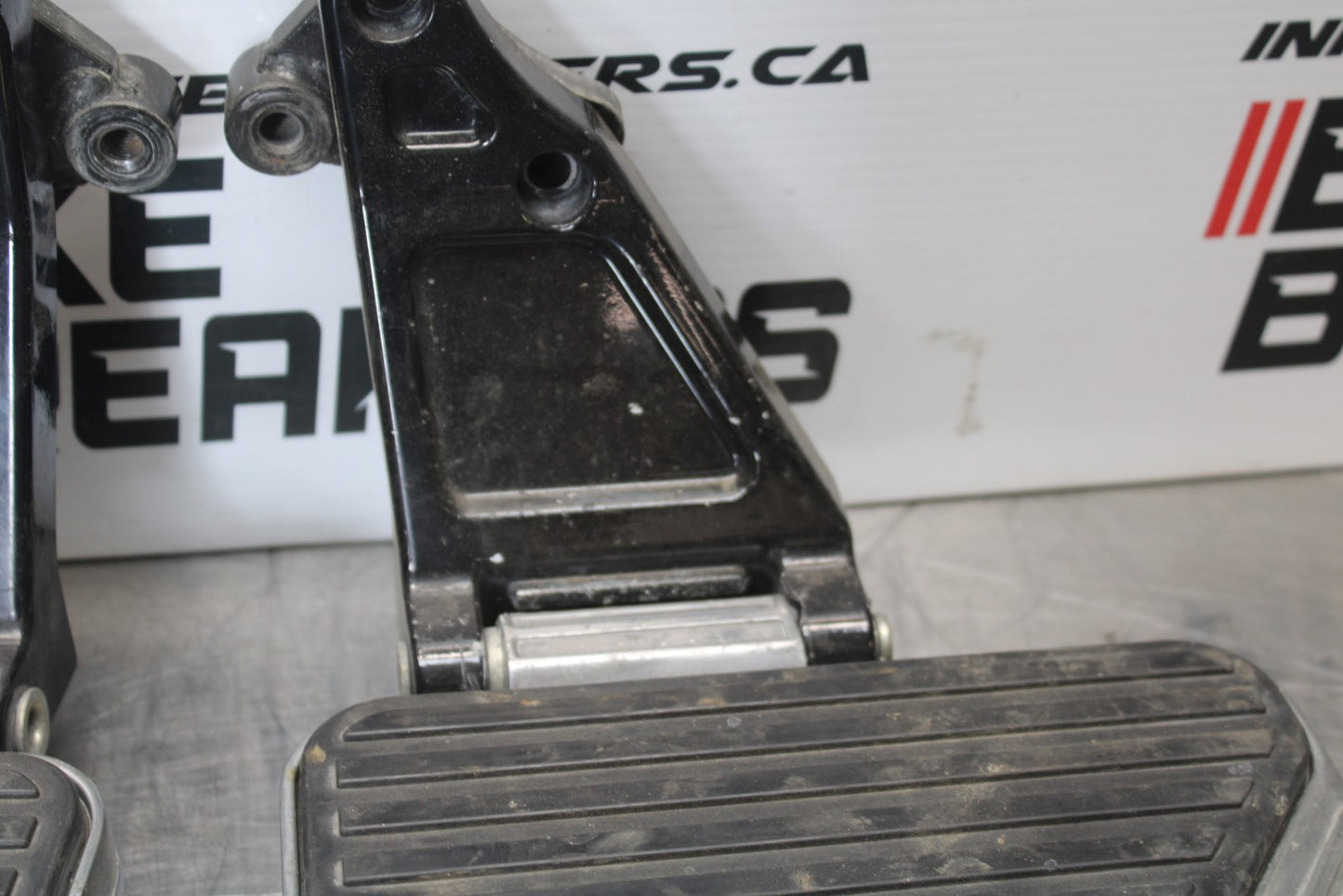 03-08 KAWASAKI VULCAN 1600 REAR PASSENGER FOOT STEP PEG SET PAIR BB196