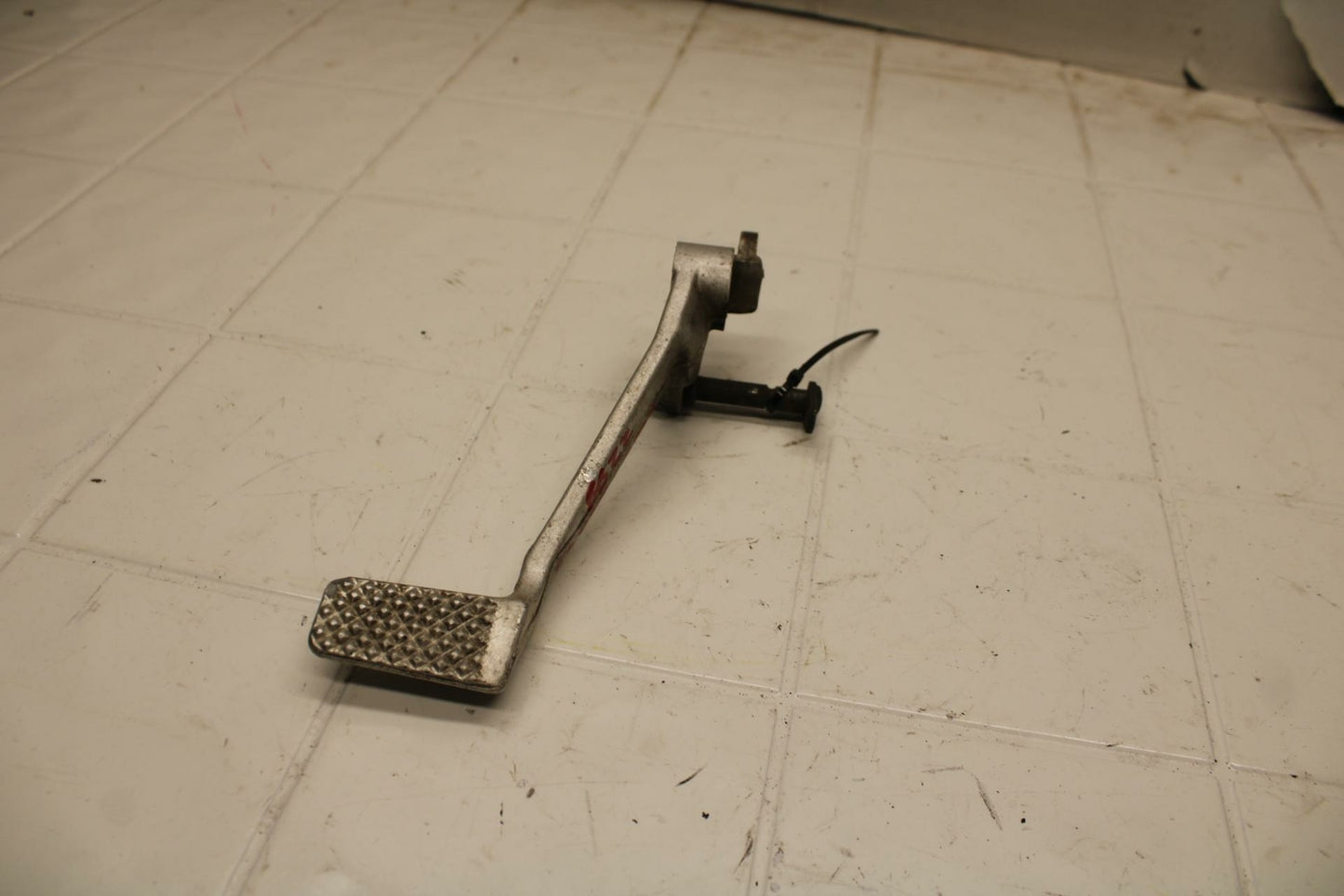 01-05 YAMAHA FZS1000 RIGHT REARSET BRAKE FOOT PEDAL BB 04