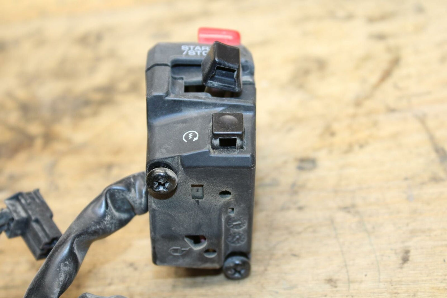 04-05 KAWASAKI NINJA ZX10R RIGHT CLIP ON HANDLE KILL OFF START SWITCH BB322