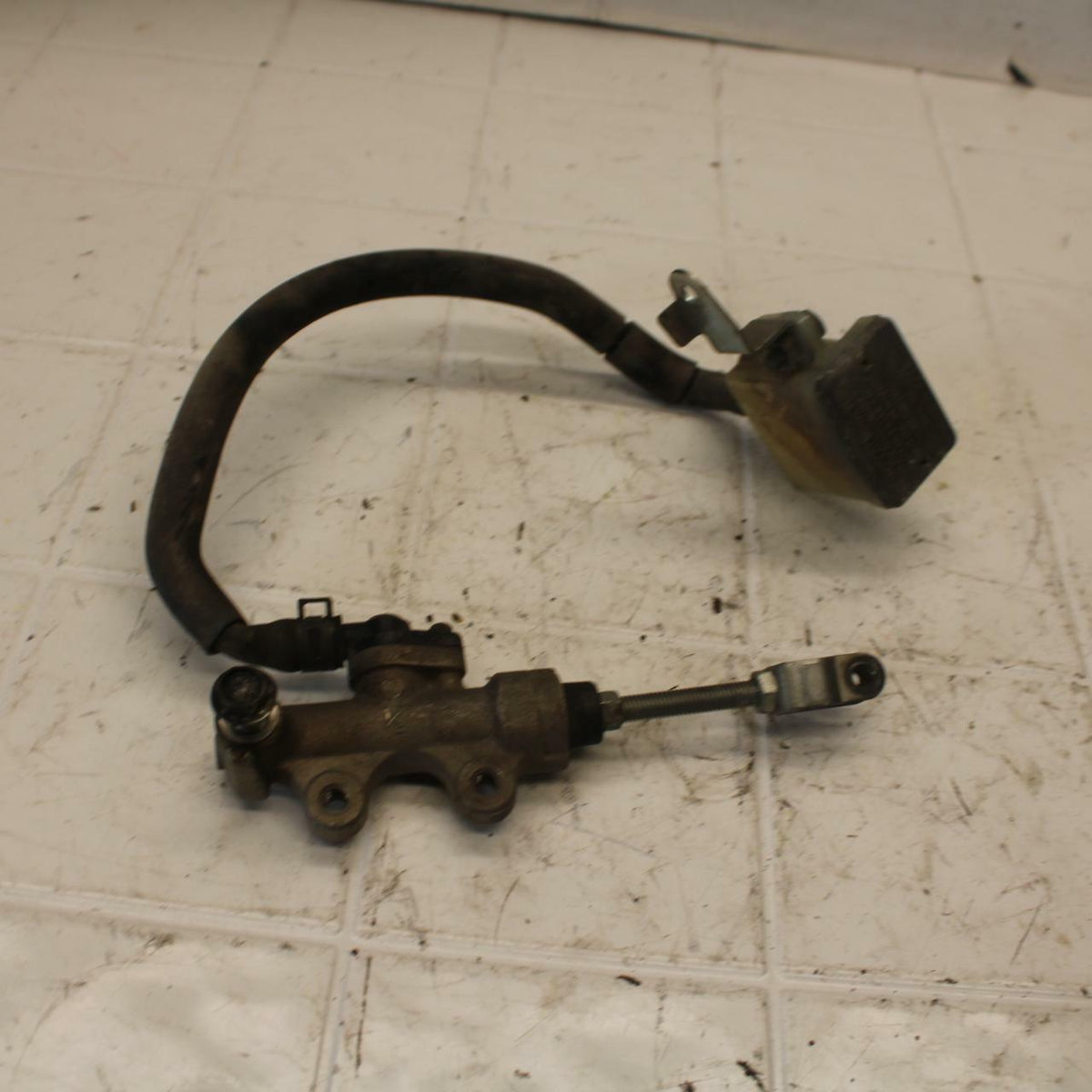 93-96 SUZUKI GSXR1100W REAR BACK BRAKE MASTER CYLINDER W RESERVOIR BB12