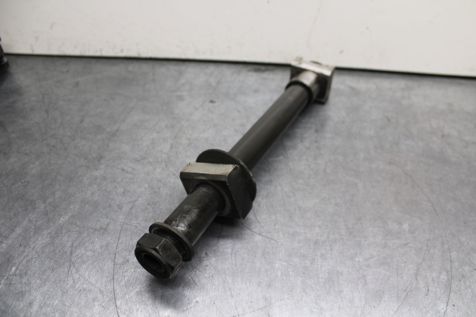 03-05 YAMAHA YZF R6  REAR AXLE BACK WHEEL RIM PIVOT BOLT AXEL BB751