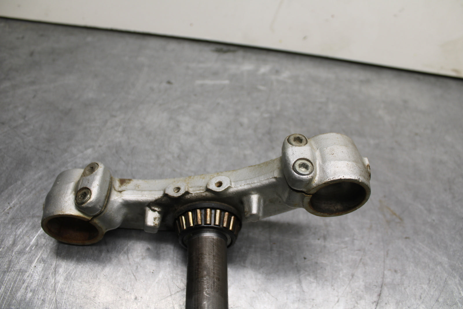 1984 Yamaha Virago 1000 FRONT FORKS CLAMP LOWER TRIPLE TREE STEM BB117