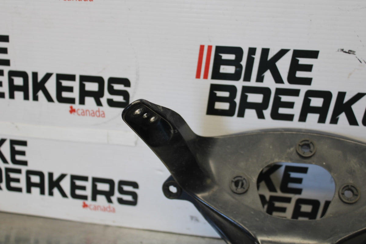 05 YAMAHA YZF R6 UPPER FAIRING MIRROR GAUGES STAY BRACKET BB894