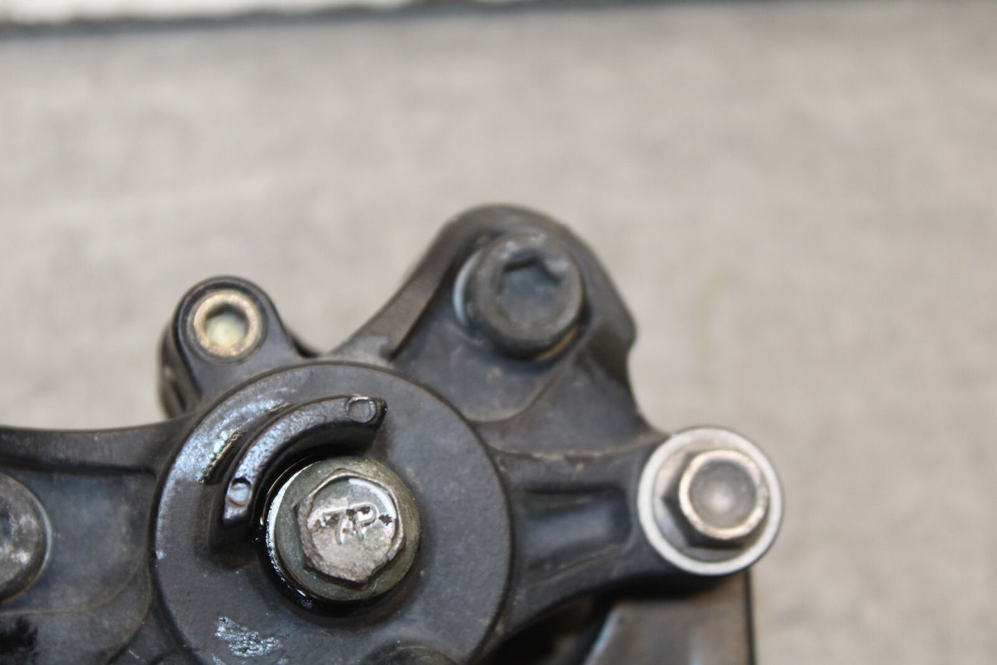 05-06 SUZUKI GSXR1000 REAR BRAKE CALIPER W MOUNT BRACKET 69100-29G20-999 BB663