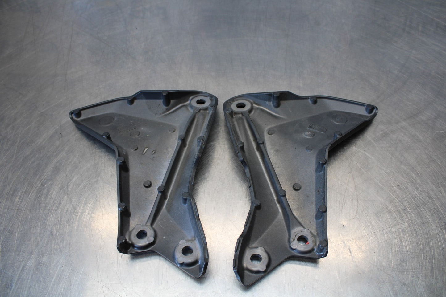 22-25 YAMAHA YZF R7 RIGHT LEFT FRAME MID SIDE COVERS COWLS PANELS TRIM BB176