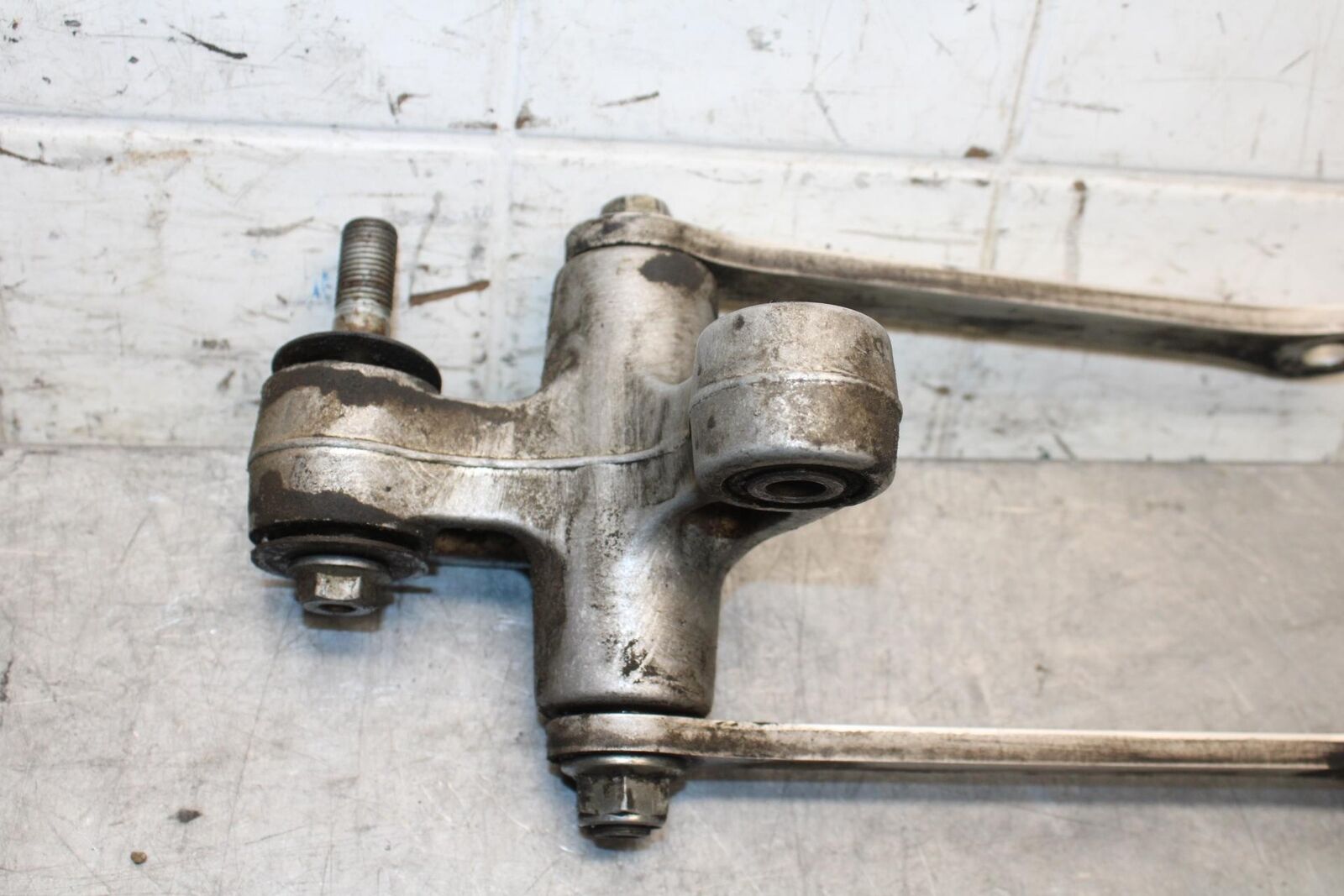 2001 Suzuki GSXR600 REAR DOGBONE SHOCK LINKAGE LINK 62600-35870 BB59