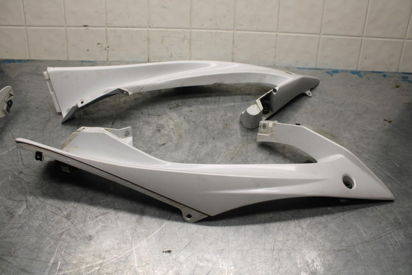 08-16 YAMAHA YZF R6  FRONT UPPER MID SIDE FAIRING COWL PLASTIC BB443