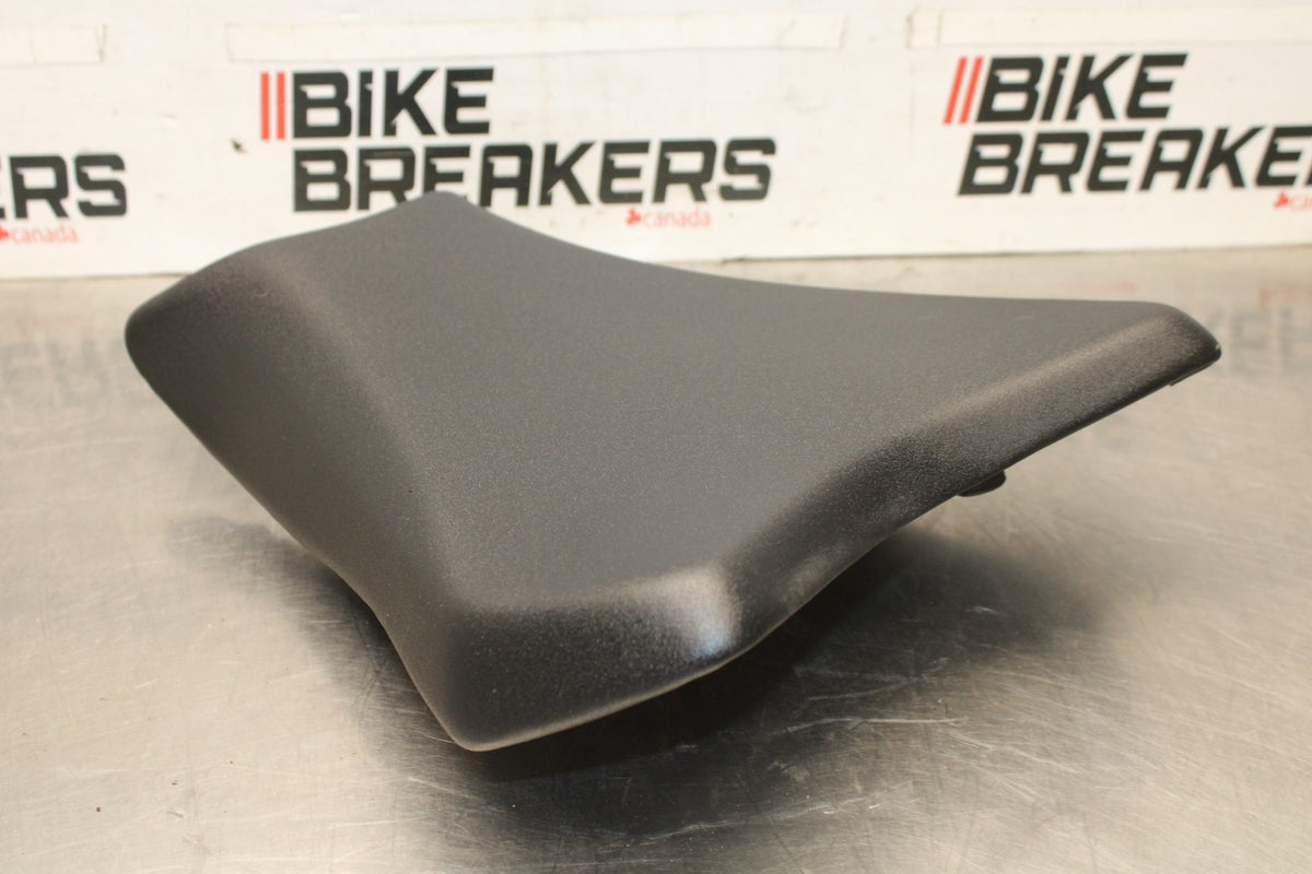 24-25 KAWASAKI NINJA ZX6R FRONT DRIVERS SEAT PAD SADDLE PILLION BB939