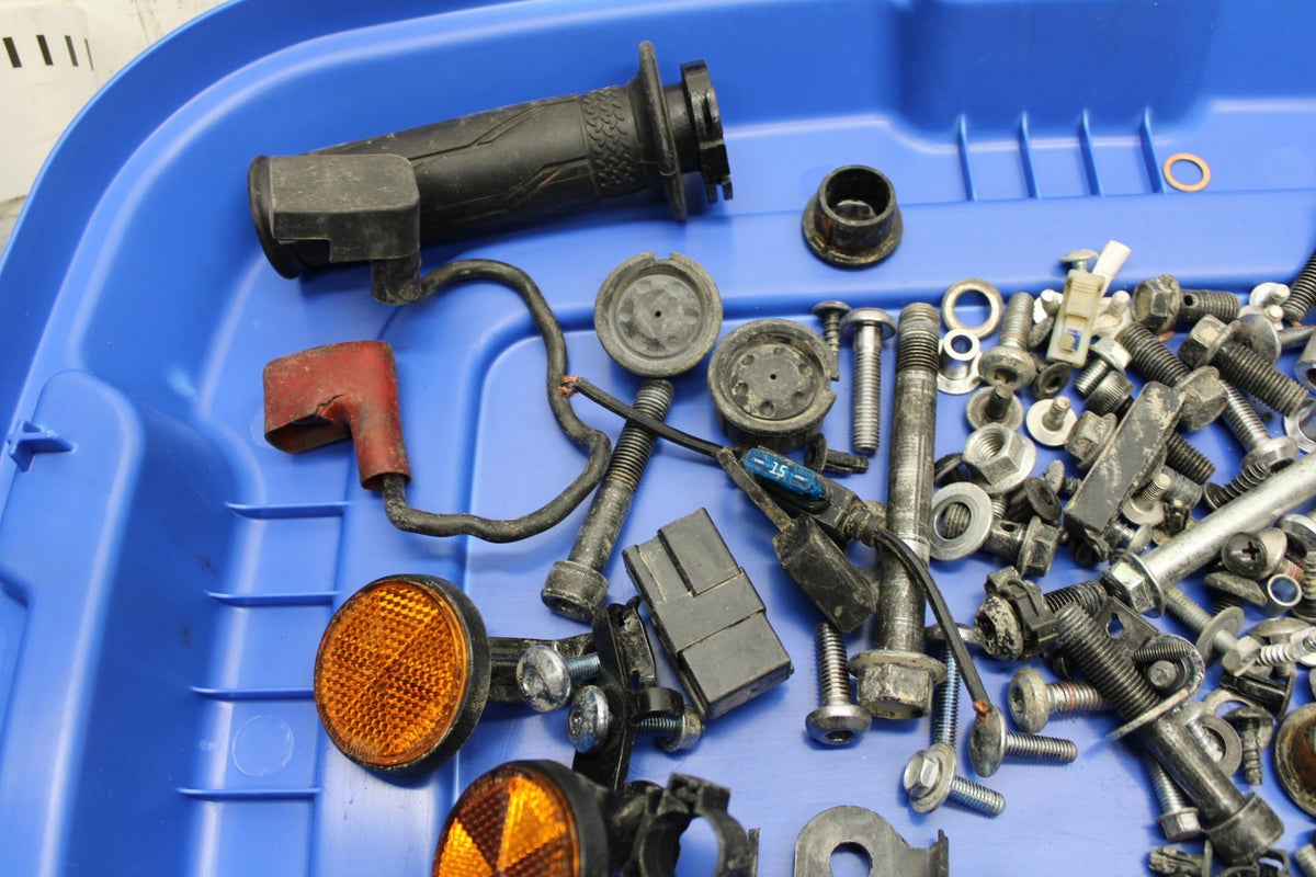 19 YAMAHA YZF R3 LEFTOVER BOLTS HARDWARE MOTOR SCREWS AND MISC. BB56