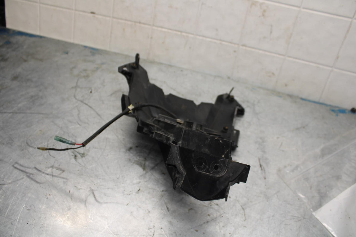 07 YAMAHA YZF R6 2c0 RUNNING PILOT FRONT LIGHT WITH TRIM NOSE MID DUCT BB423
