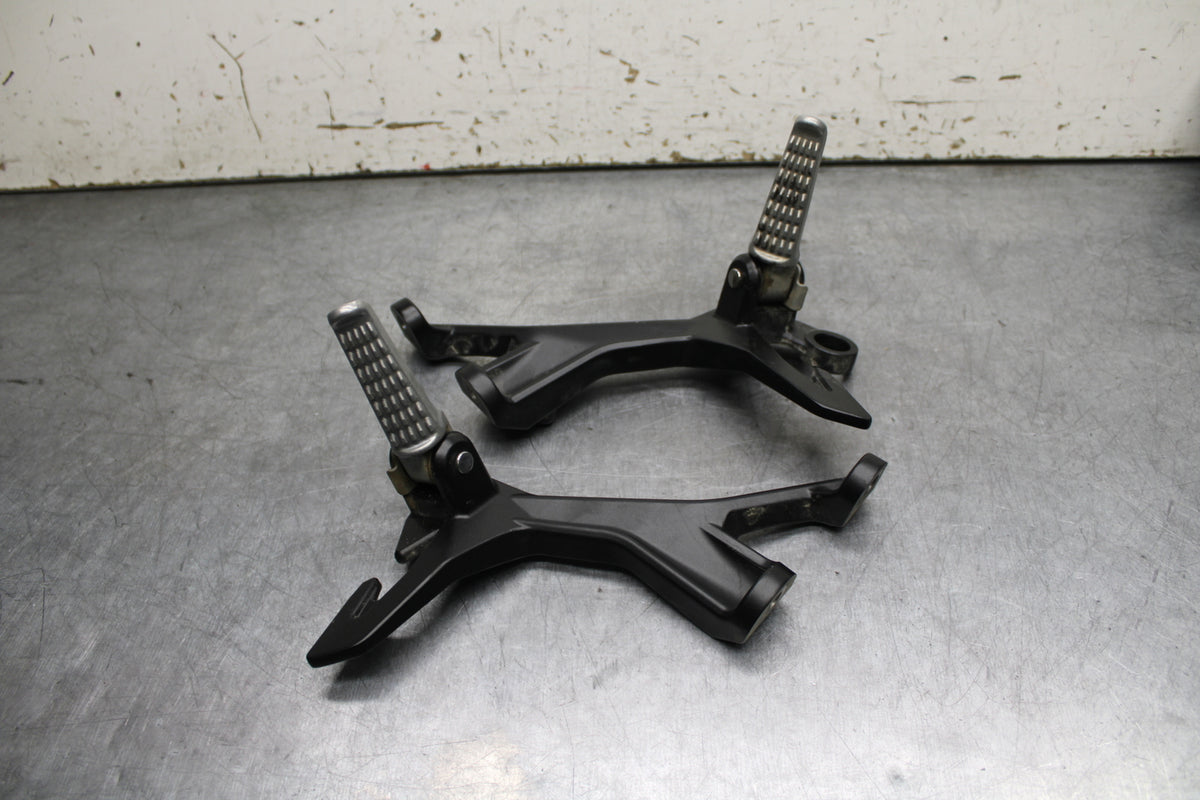 24 KAWASAKI NINJA 500 ABS REAR BACK PASSENGER PEG SET PAIR BB730