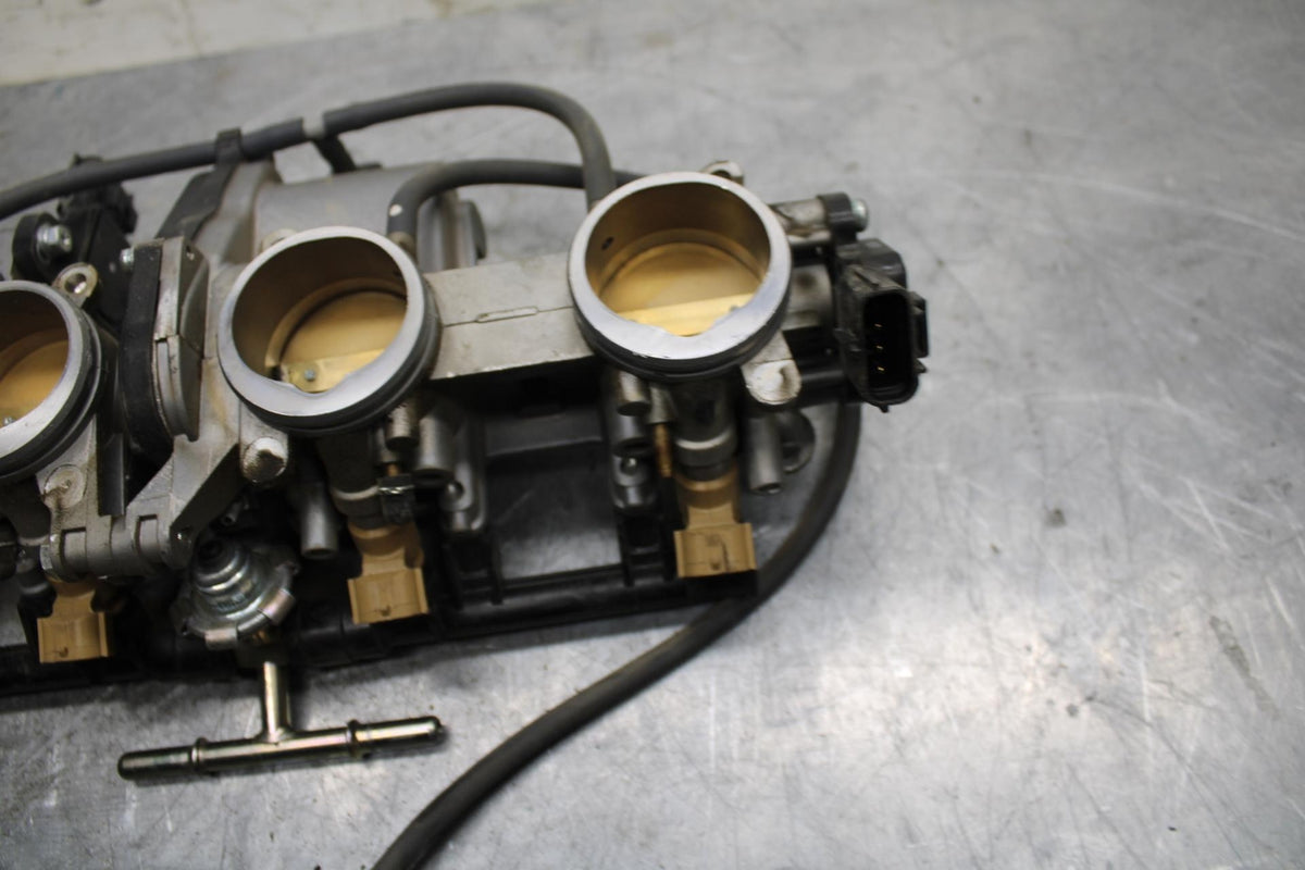 18 YAMAHA YZF R1  MAIN FUEL INJECTORS / THROTTLE BODIES BB473