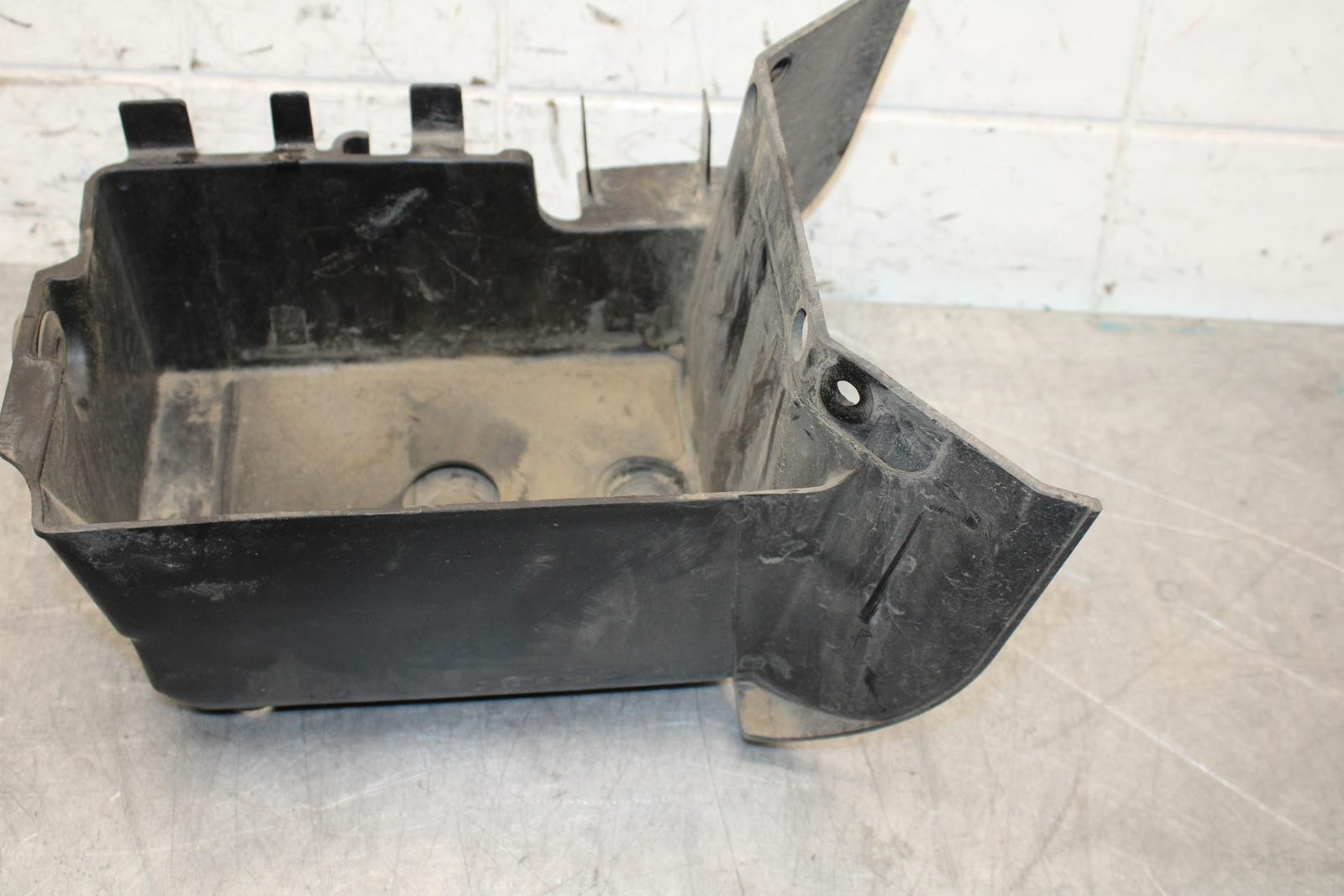 2005 Kawasaki Vulcan 1600 VN1600D Nomad BATTERY TRAY BOX HOLDER BB556