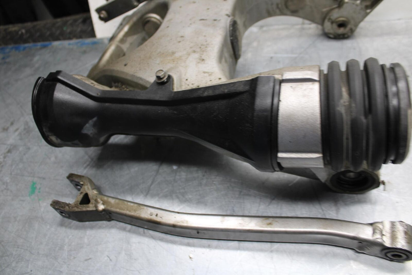 07-08 KAWASAKI CONCOURS 1400 ABS REAR SWINGARM BACK SUSPENSION SWING ARM BB449