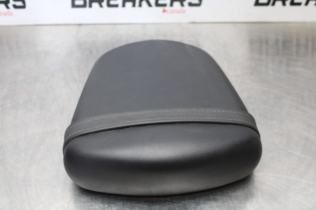 06-07 SUZUKI GSXR 600 REAR BACK PASSENGER TANDEM SEAT PAD SADDLE PILLION BB178