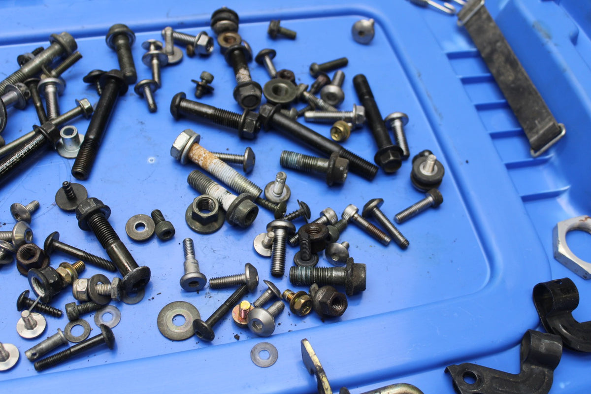 05 YAMAHA YZF R6 MOUNTING BOLTS HARDWARE MOTOR SCREWS BB814