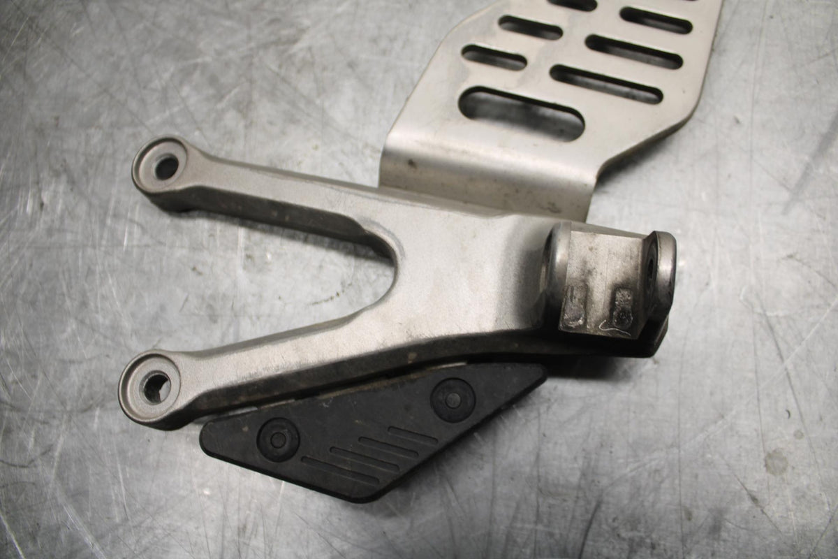 07 YAMAHA YZF R6 LEFT REARSET REAR SET DRIVER FOOT PEG BRACKET MOUNT BB495