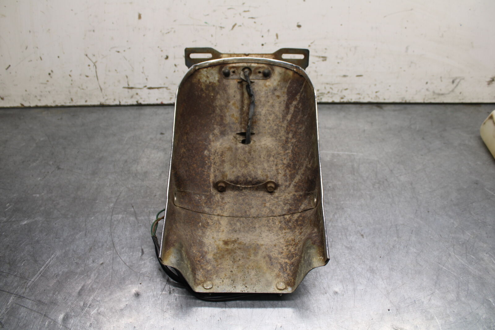 82-83 HONDA V45 MAGNA REAR BACK WHEEL FENDER MUD GUARD BB107
