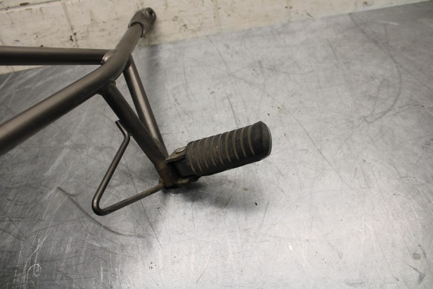 11-14 KAWASAKI VERSYS 650 LE 650C RIGHT REAR BACK PASSENGER PEG BB498