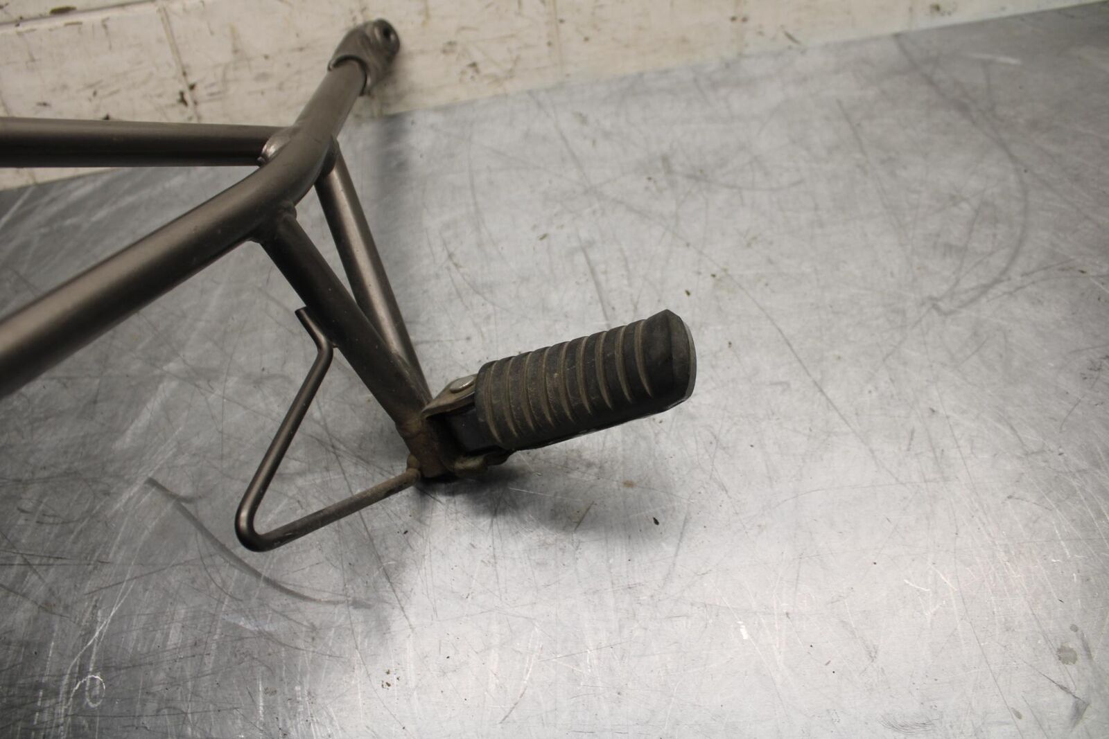 11-14 KAWASAKI VERSYS 650 LE 650C RIGHT REAR BACK PASSENGER PEG BB498