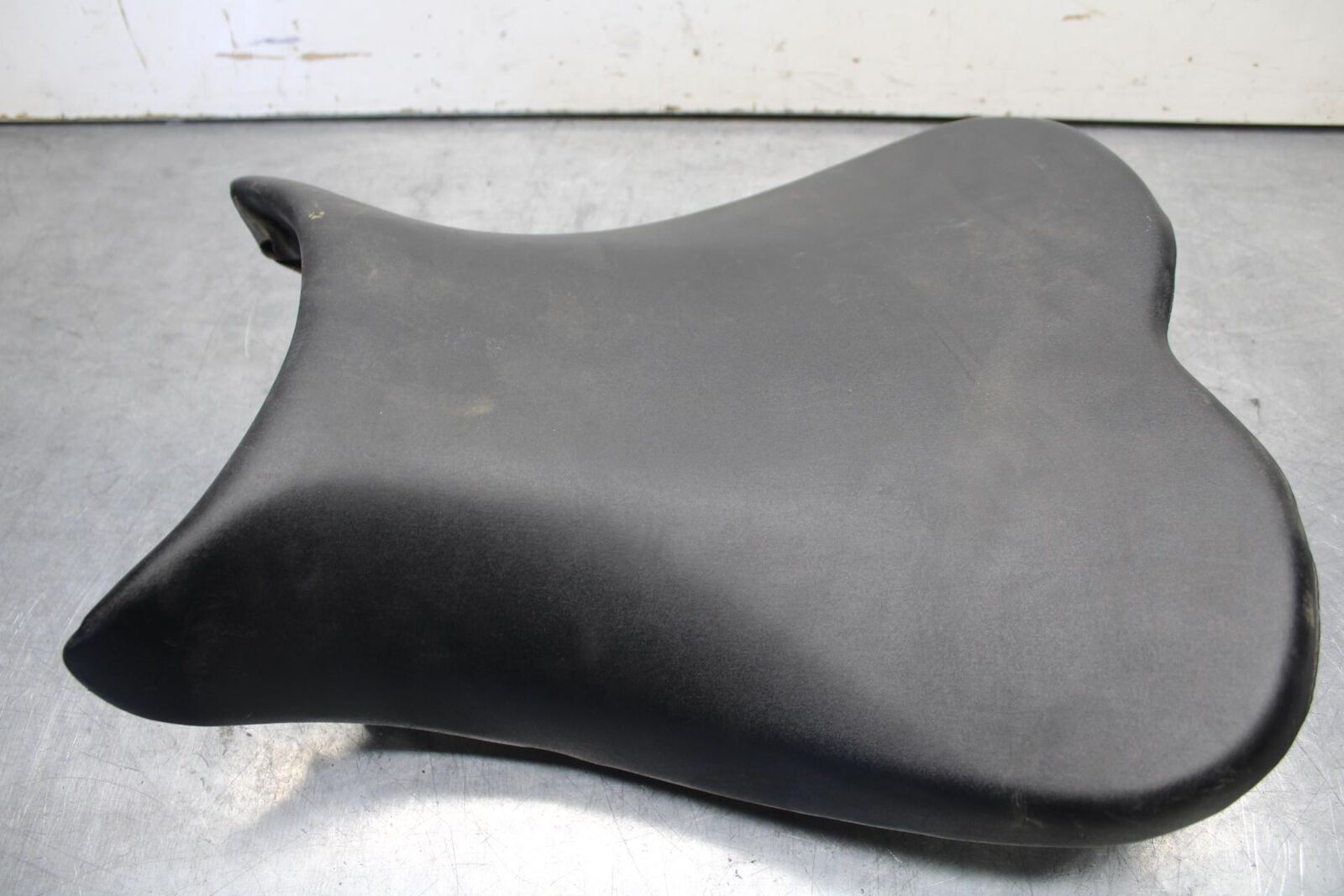 1995 Suzuki RF600R FRONT DRIVERS SEAT PAD SADDLE PILLION BB104