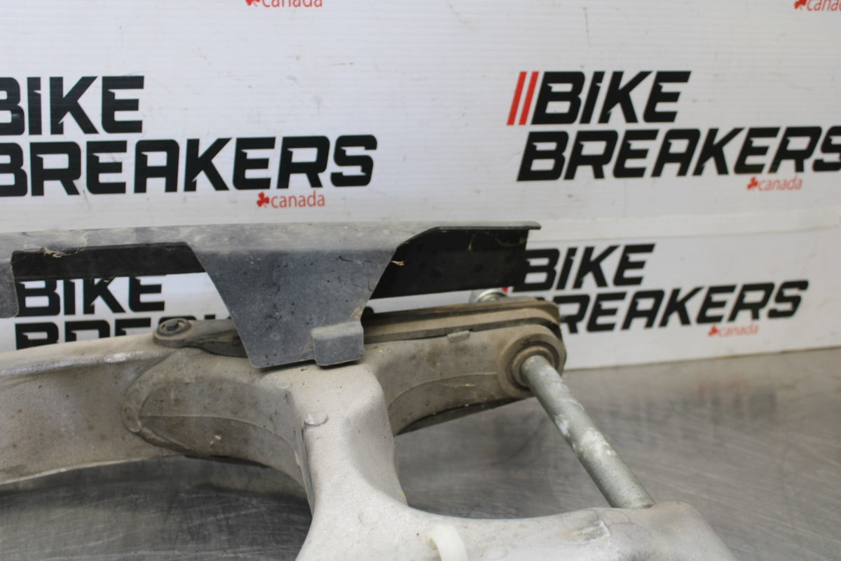98-05 HONDA SUPER HAWK 1000 VTR1000F REAR SWINGARM SUSPENSION SWING ARM BB924