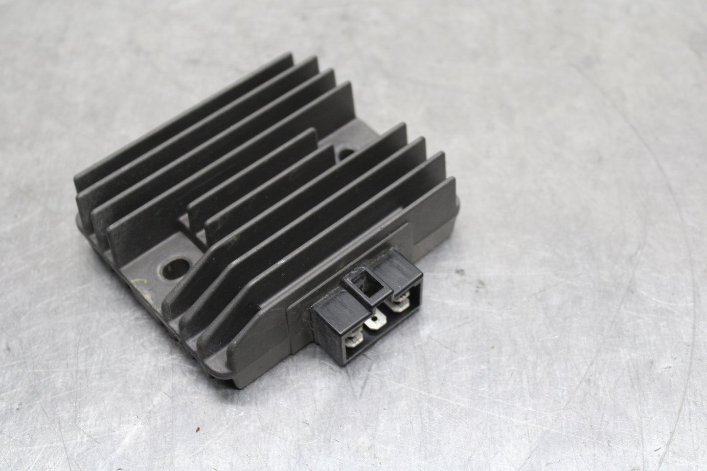 03-05 YAMAHA YZF R6  RECTIFIER VOLTAGE REGULATOR BB132