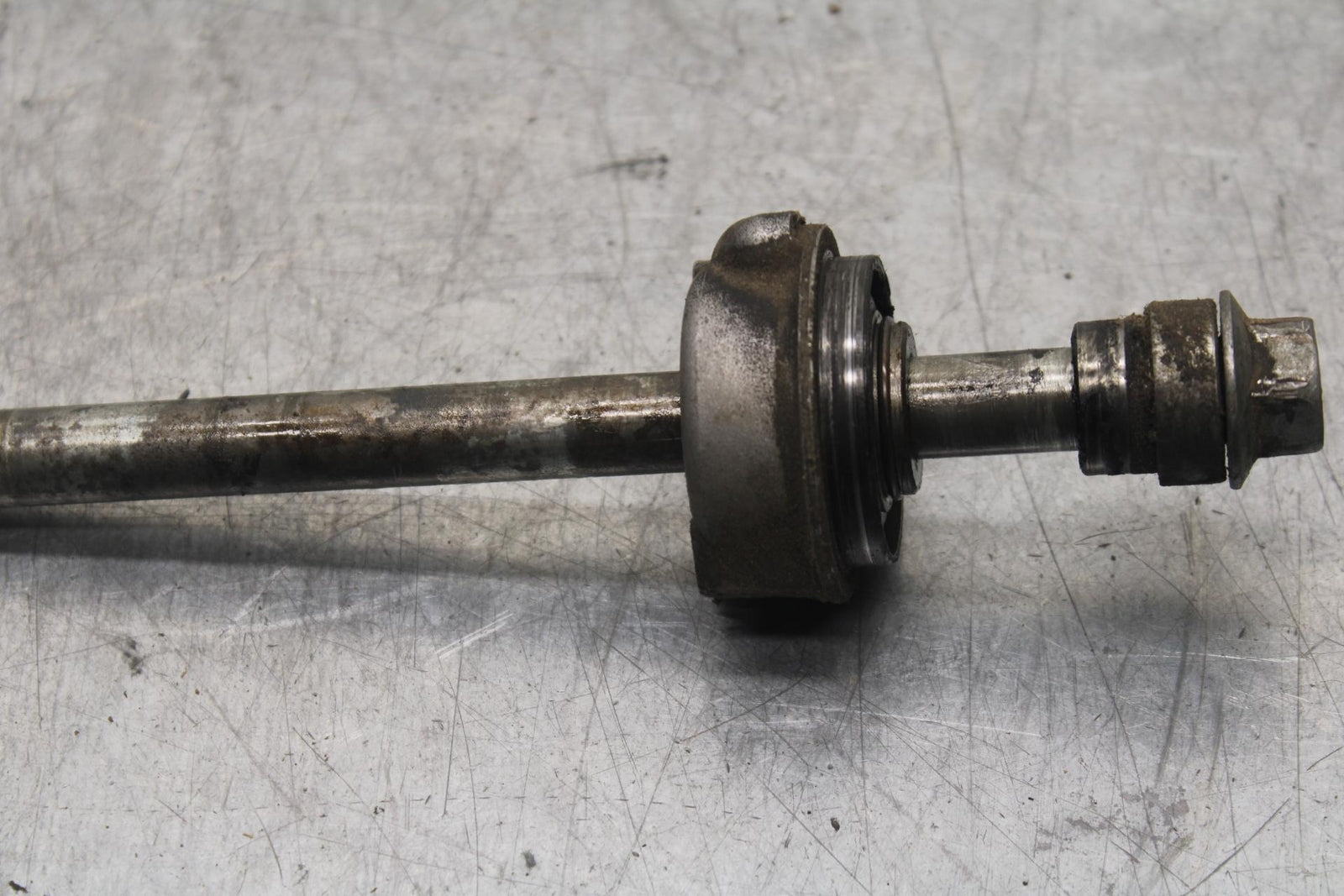 1988 Yamaha FZ600 FRONT WHEEL RIM AXLE PIVOT BOLT 10W-25381-00-00 BB601