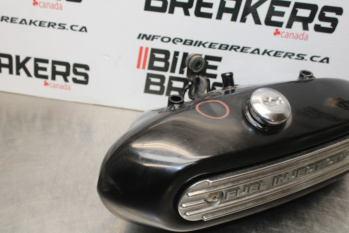 05 TRIUMPH ROCKET III ENGINE OIL TANK PAN BOX BB186