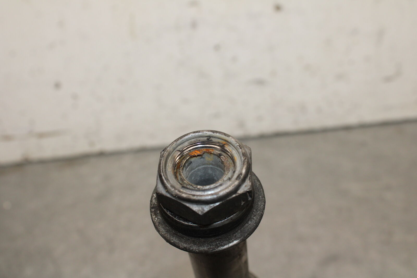 05-06 HONDA CBR600RR REAR AXLE BACK WHEEL RIM BOLT AXEL 42301-MEE-D00  BB689