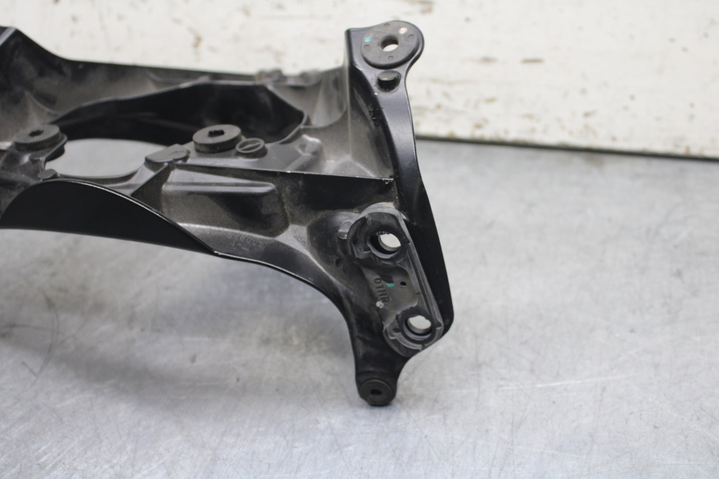 06-07 SUZUKI GSXR750 OEM UPPER FAIRING MIRROR GAUGES STAY BRACKET BB110