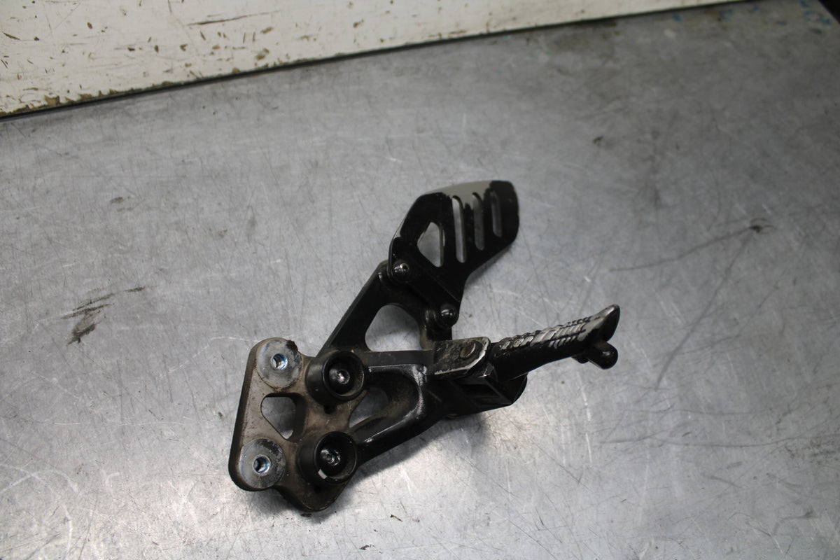 08-09 SUZUKI GSXR600 LEFT REARSET REAR SET DRIVER FOOT PEG REST STOP BB728
