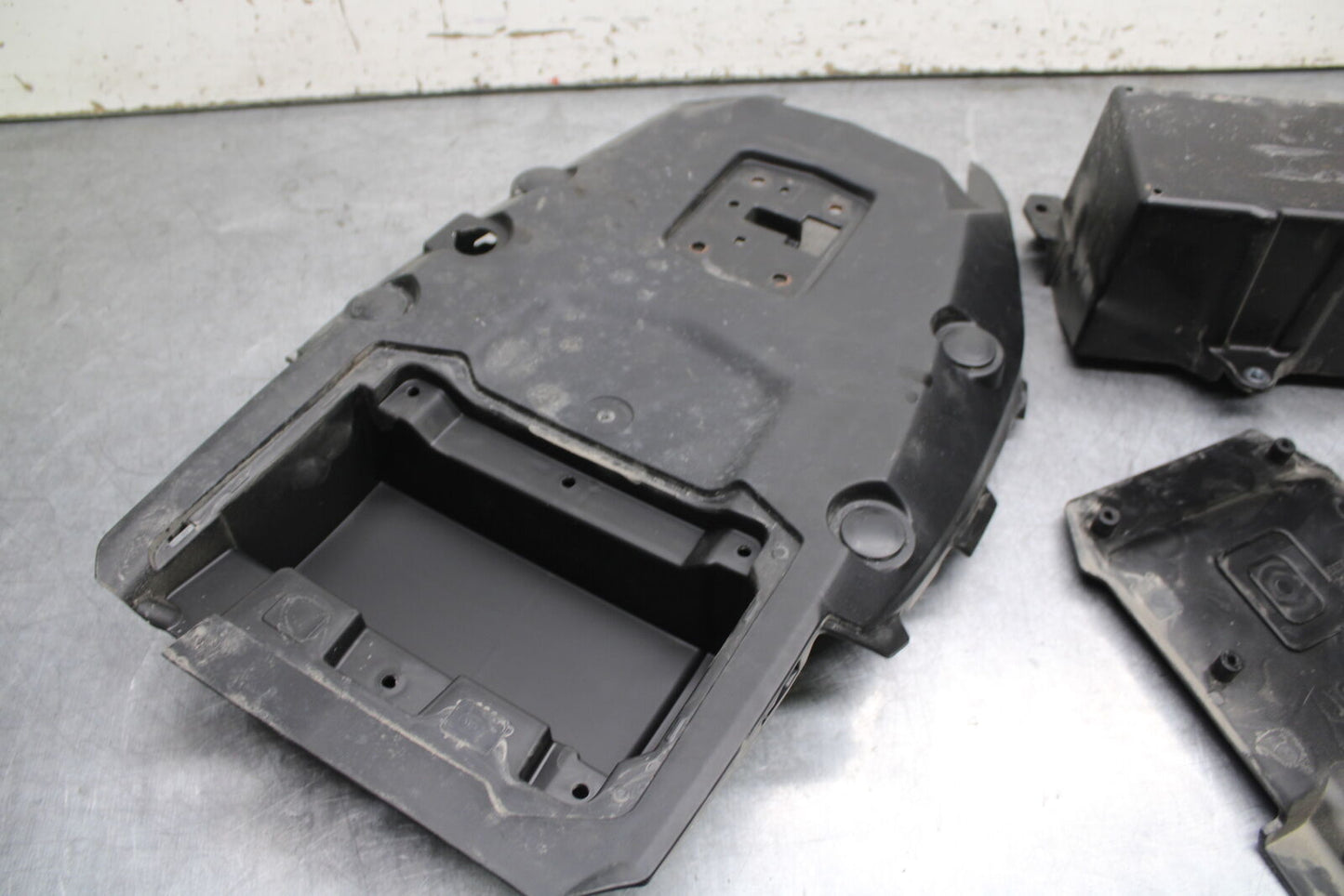 18-24 KAWASAKI NINJA 650 REAR BACK TAIL UNDERTAIL BATTERY TRAY PLASTIC BB725