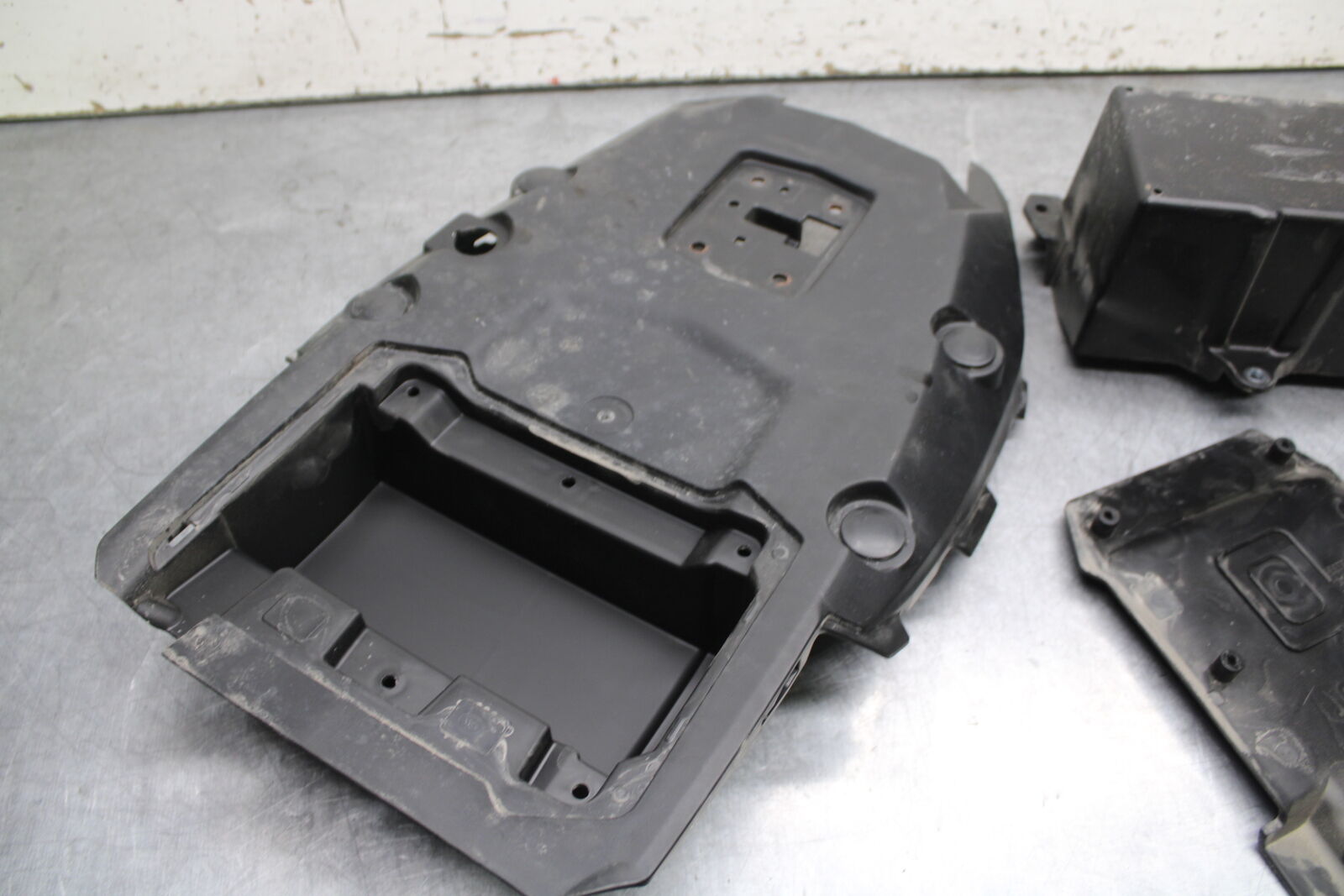 18-24 KAWASAKI NINJA 650 REAR BACK TAIL UNDERTAIL BATTERY TRAY PLASTIC BB725