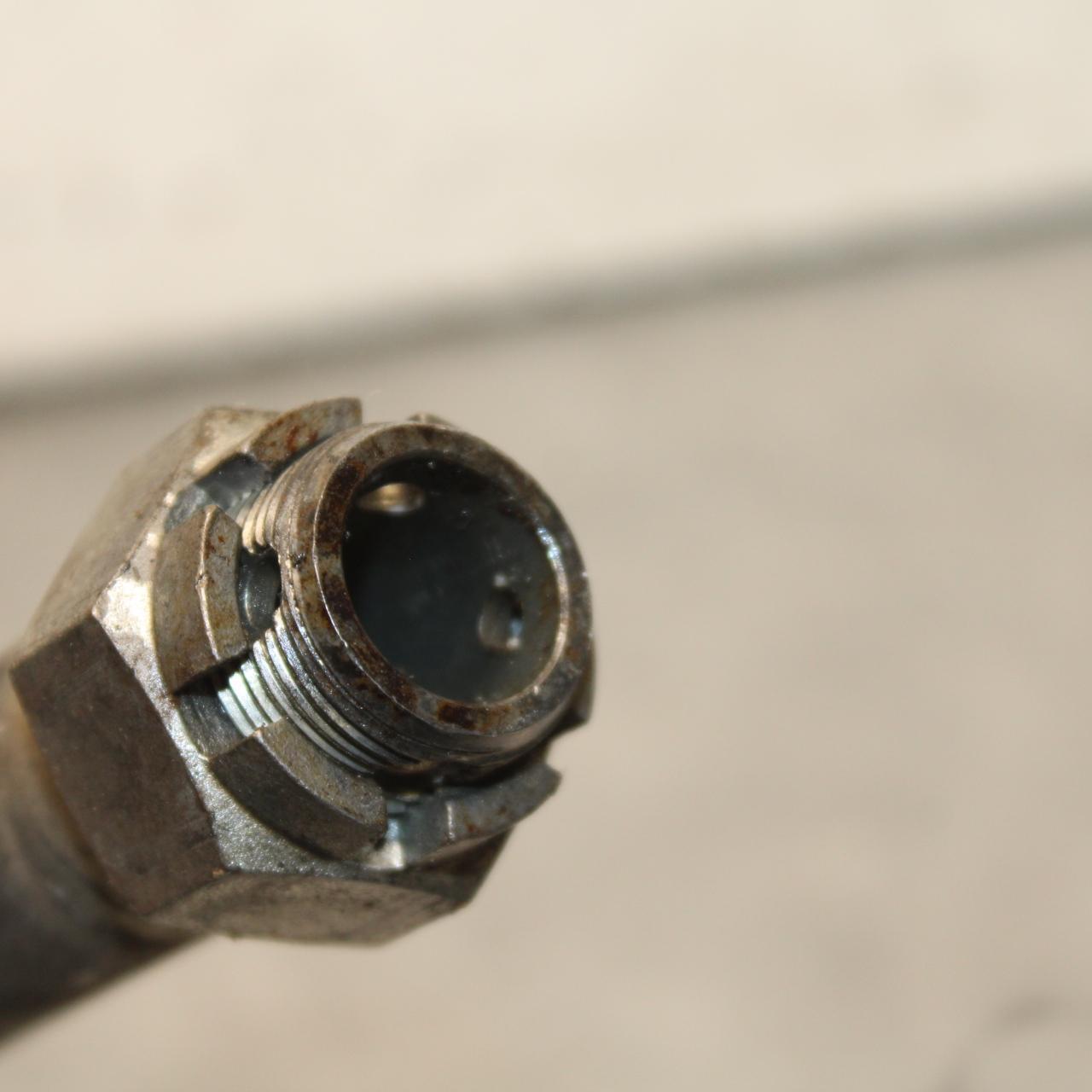 21 KAWASAKI NINJA ZX6R REAR AXLE BACK WHEEL RIM PIVOT BOLT AXEL 41068-0613 BB647