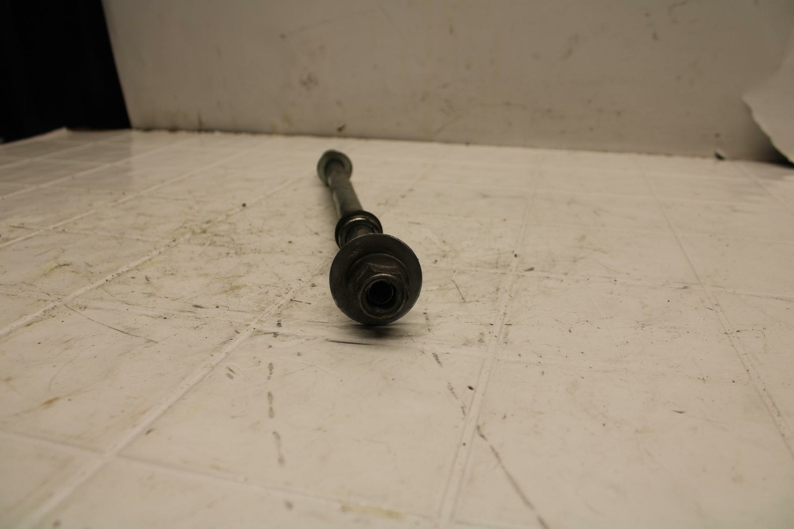 07-08 YAMAHA V STAR 1100 REAR AXLE BACK WHEEL RIM PIVOT BOLT AXEL BB404
