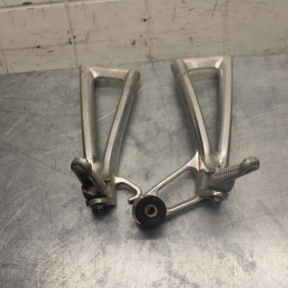 05 YAMAHA YZF R6S REAR BACK PASSENGER PEG SET PAIR BB462
