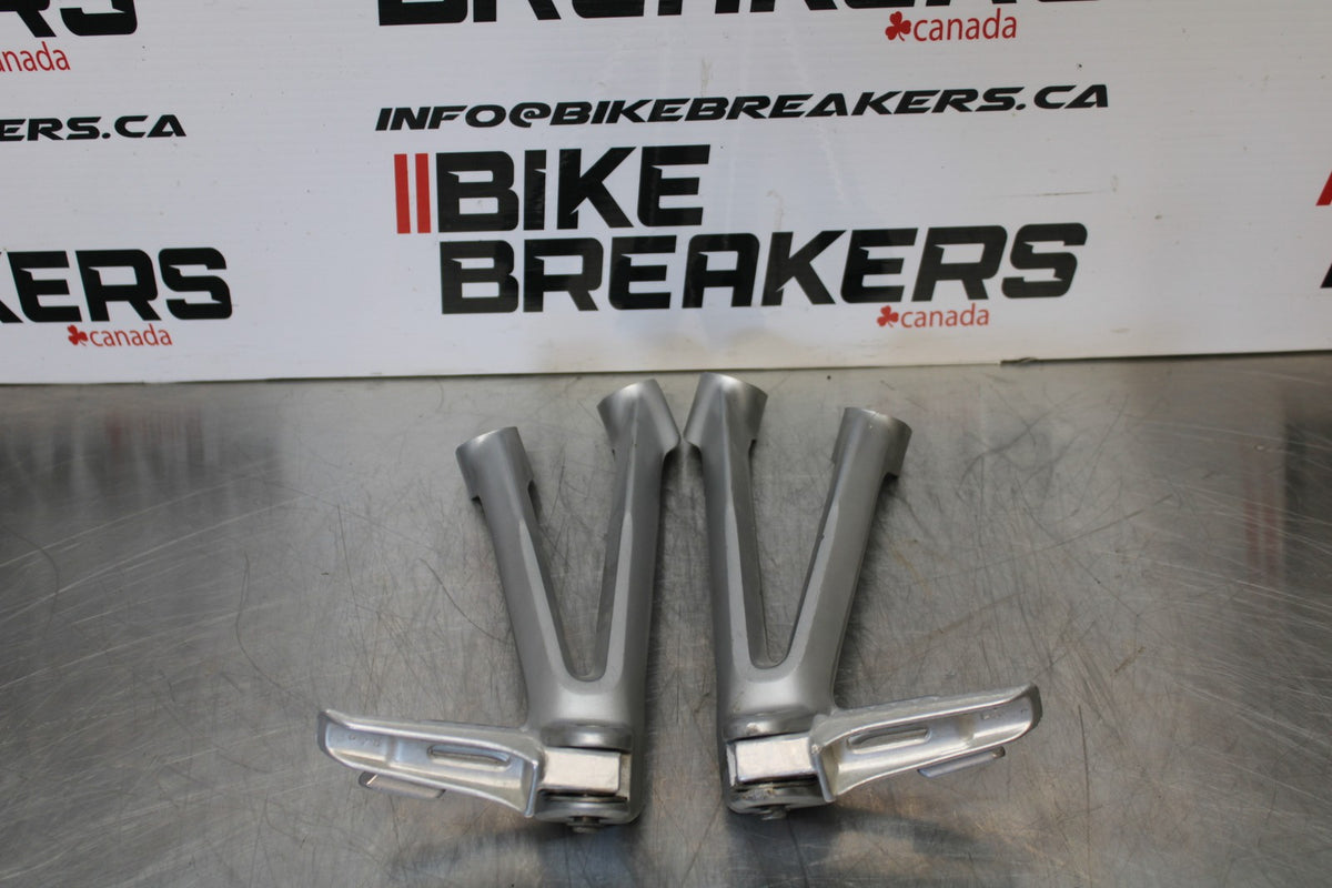 06-07 SUZUKI GSXR 600 REAR BACK PASSENGER PEG SET PAIR BB170