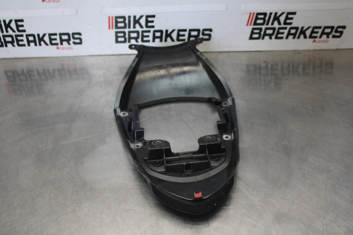 11-26 SUZUKI GSXR750 CENTER REAR BACK TAIL FAIRING COWL BB900