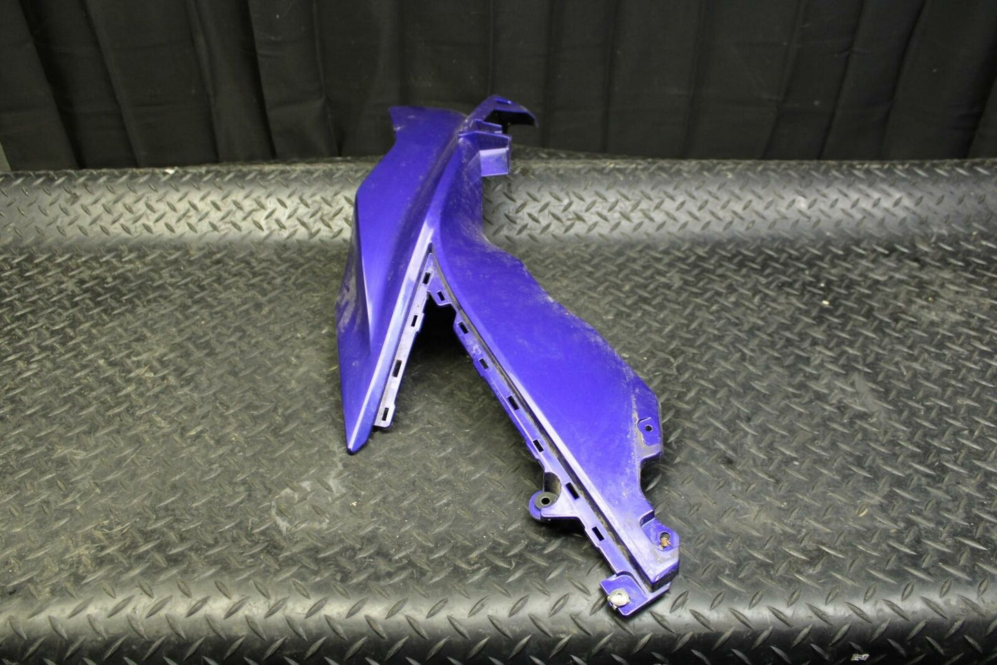 19 YAMAHA YZF R3 RIGHT MID UPPER SIDE FAIRING COWL PLASTIC BB177