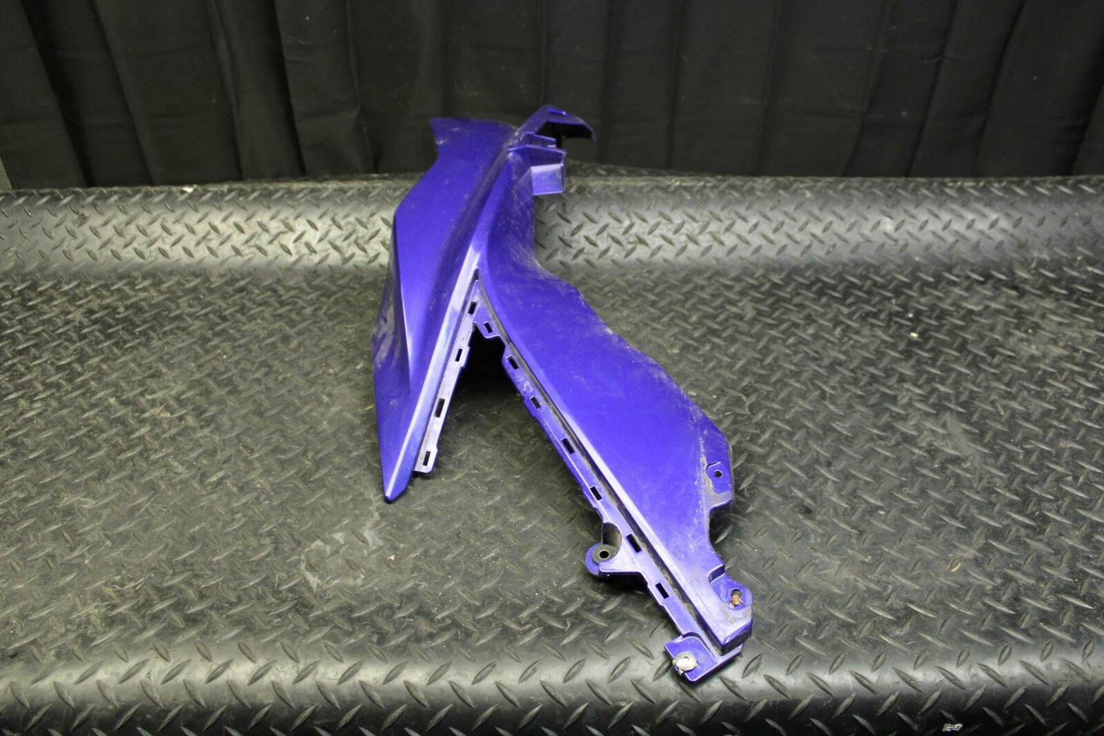 19 YAMAHA YZF R3 RIGHT MID UPPER SIDE FAIRING COWL PLASTIC BB177