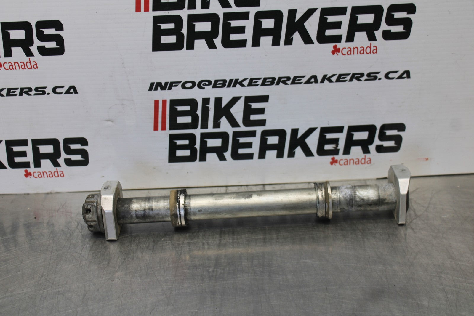 05-06 SUZUKI GSXR1000 REAR AXLE BACK WHEEL RIM PIVOT BOLT AXEL BB773