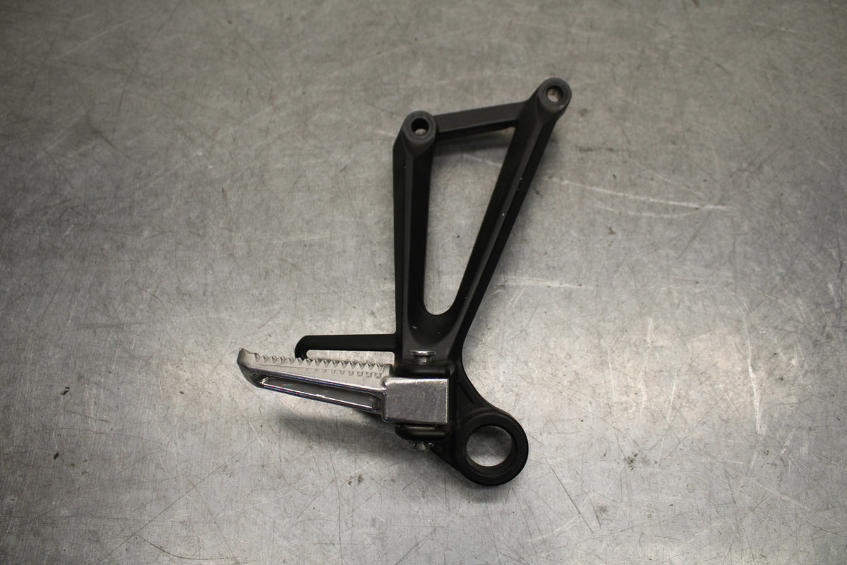 15-17 YAMAHA YZF R3 RIGHT REAR BACK PASSENGER PEG BB651