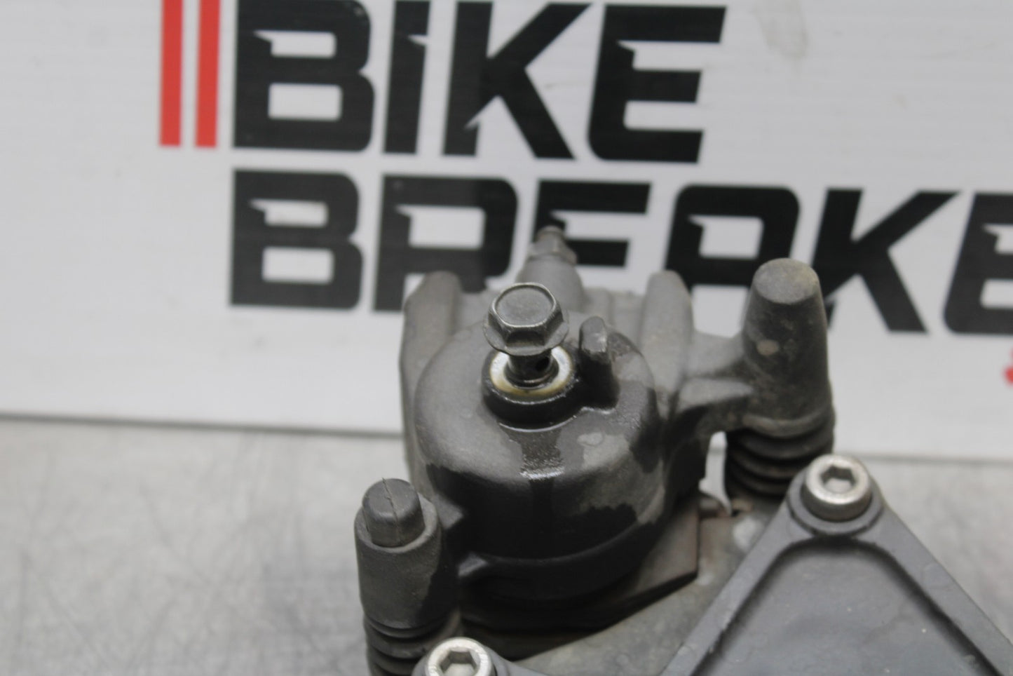 08 KAWASAKI NINJA ZX10R REAR BACK BRAKE CALIPER W MOUNT BRACKET BB201