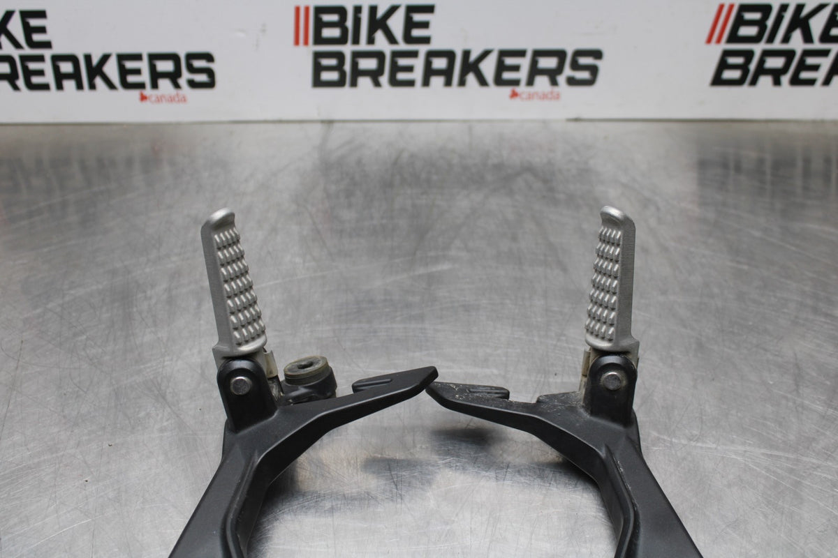 18-23 KAWASAKI NINJA 400 EX400 ABS REAR BACK PASSENGER PEG SET PAIR BB177