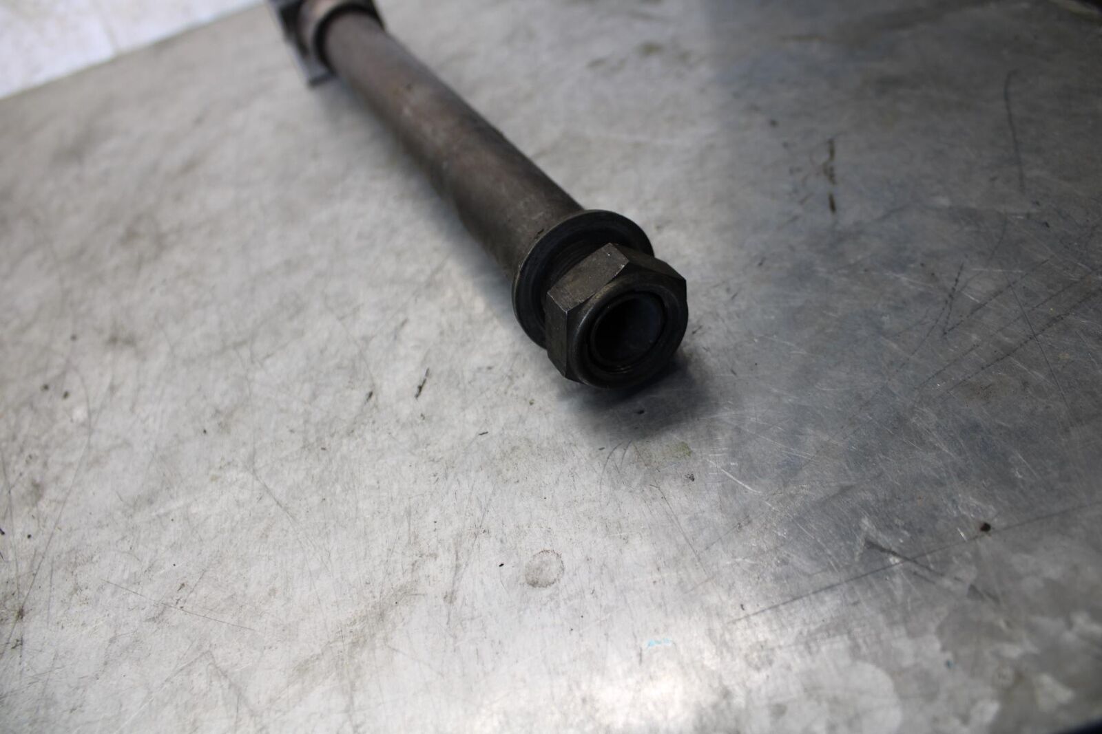 04-06 YAMAHA YZF R1 REAR AXLE BACK WHEEL RIM PIVOT BOLT AXEL BB432