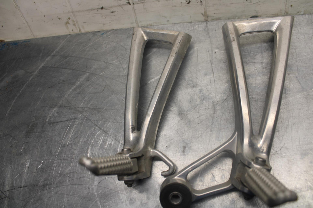05 YAMAHA YZF R6S REAR BACK PASSENGER PEG SET PAIR BB462
